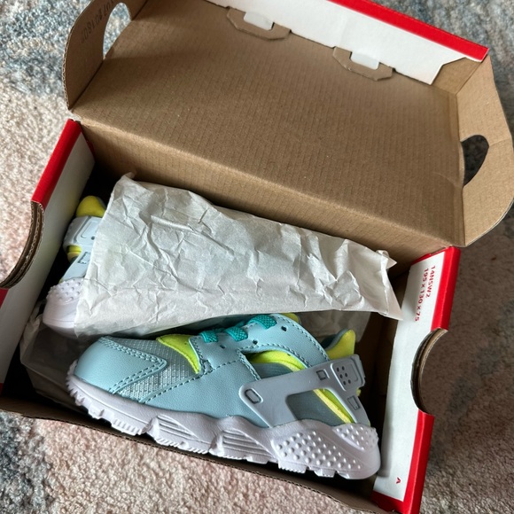 NWB Nike Huarache Sneakers 7c - Picture 4 of 12